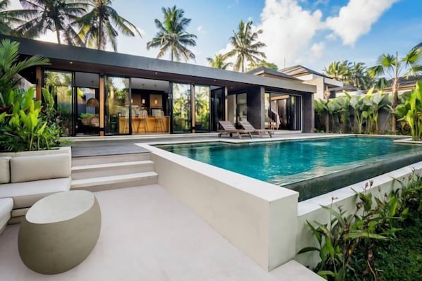A modern house with a swimming pool, outdoor seating, and a covered patio area. - Villa Alba by BaliSuperHost (Bali)