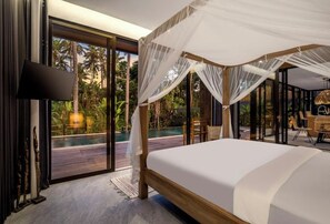 Une chambre avec un grand lit, une télévision et une vue sur une piscine et des palmiers.