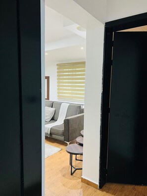 Smart TV - 4 Bedroom En-Suite, Wi-Fi, Secured, 24/7 Power (Lagos)