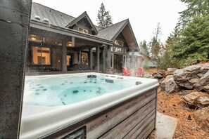 Outdoor spa tub - Sanctuary Retreat, Spacious 5BR Lodge w/ 13 Beds, 3.5 Baths in Cle Elum (Cle Elum)