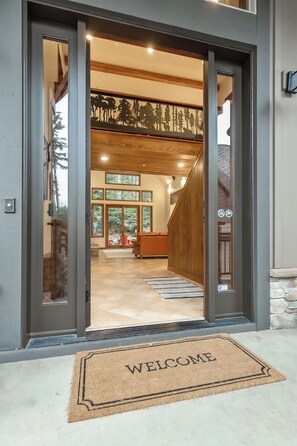 Exterior detail - Sanctuary Retreat, Spacious 5BR Lodge w/ 13 Beds, 3.5 Baths in Cle Elum (Cle Elum)