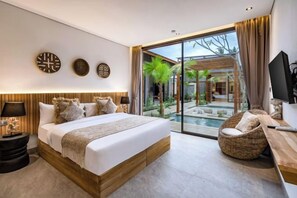 Un dormitorio moderno con una cama grande, una zona de estar y vistas a una piscina y un espacio exterior.
