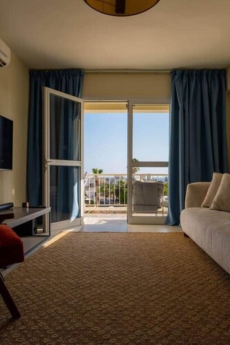 Seaview apartment newly renovated to high quality