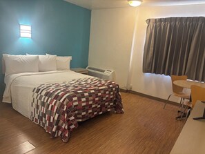 Een bureau, een laptopwerkplek, gratis wifi, beddengoed