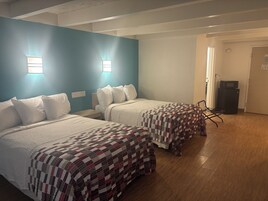 Escritorio, espacio para trabajar con laptop y wifi gratis 