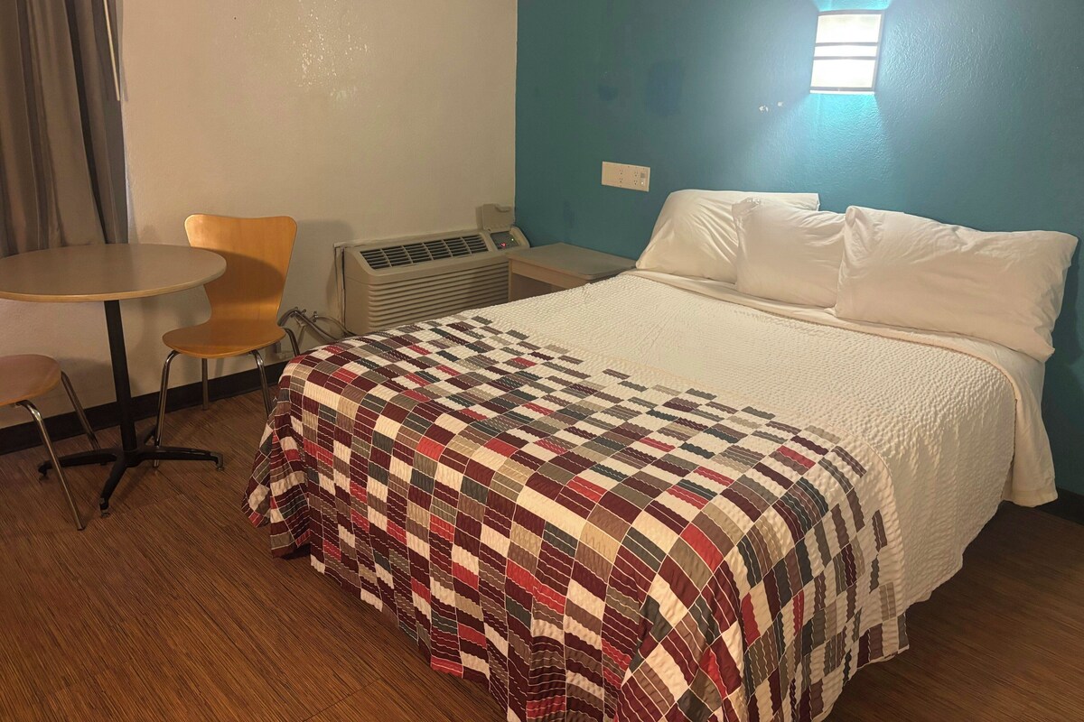 Rom – deluxe, 1 queensize-seng, ikke-røyk (Roll-in Shower) | Skrivebord, skrivebord for bærbar PC, wi-fi (inkludert) og sengetøy