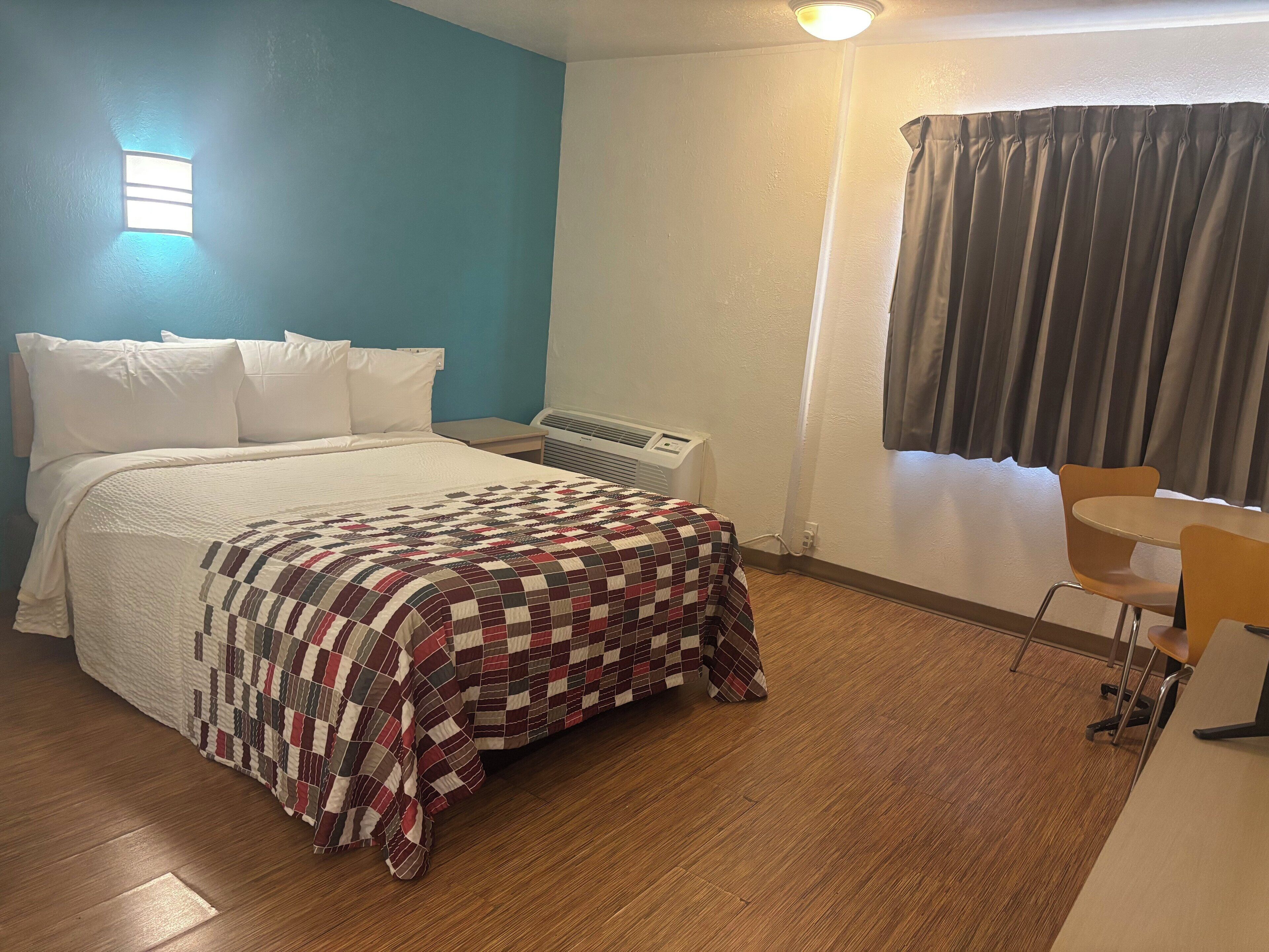 Deluxe Room, 1 Queen Bed, Non Smoking | Desk, laptop workspace, free WiFi, bed sheets