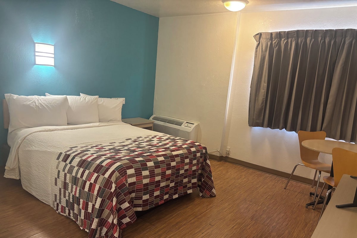 Deluxe Room, 1 Queen Bed, Non Smoking | Desk, laptop workspace, free WiFi, bed sheets