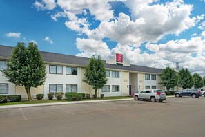 Unclassified image, 2 of 35, button - Red Roof Inn Kokomo  (Kokomo)
