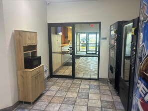 Vending machine - Red Roof Inn Kokomo  (Kokomo)