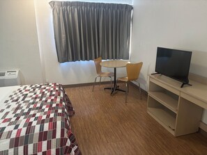 Deluxe kamer, 1 queensize bed, niet-roken | Een bureau, een laptopwerkplek, gratis wifi, beddengoed