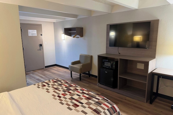 Deluxe Room, 1 Queen Bed, Non Smoking | Desk, laptop workspace, free WiFi, bed sheets