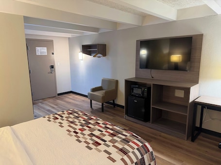 Deluxe Room, 1 Queen Bed, Non Smoking | Desk, laptop workspace, free WiFi, bed sheets. Red Roof Inn Kokomo