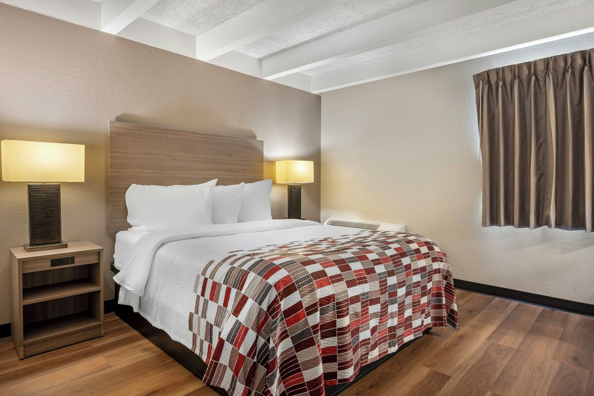Deluxe Room, 1 Queen Bed, Non Smoking | Desk, laptop workspace, WiFi (free), bed sheets