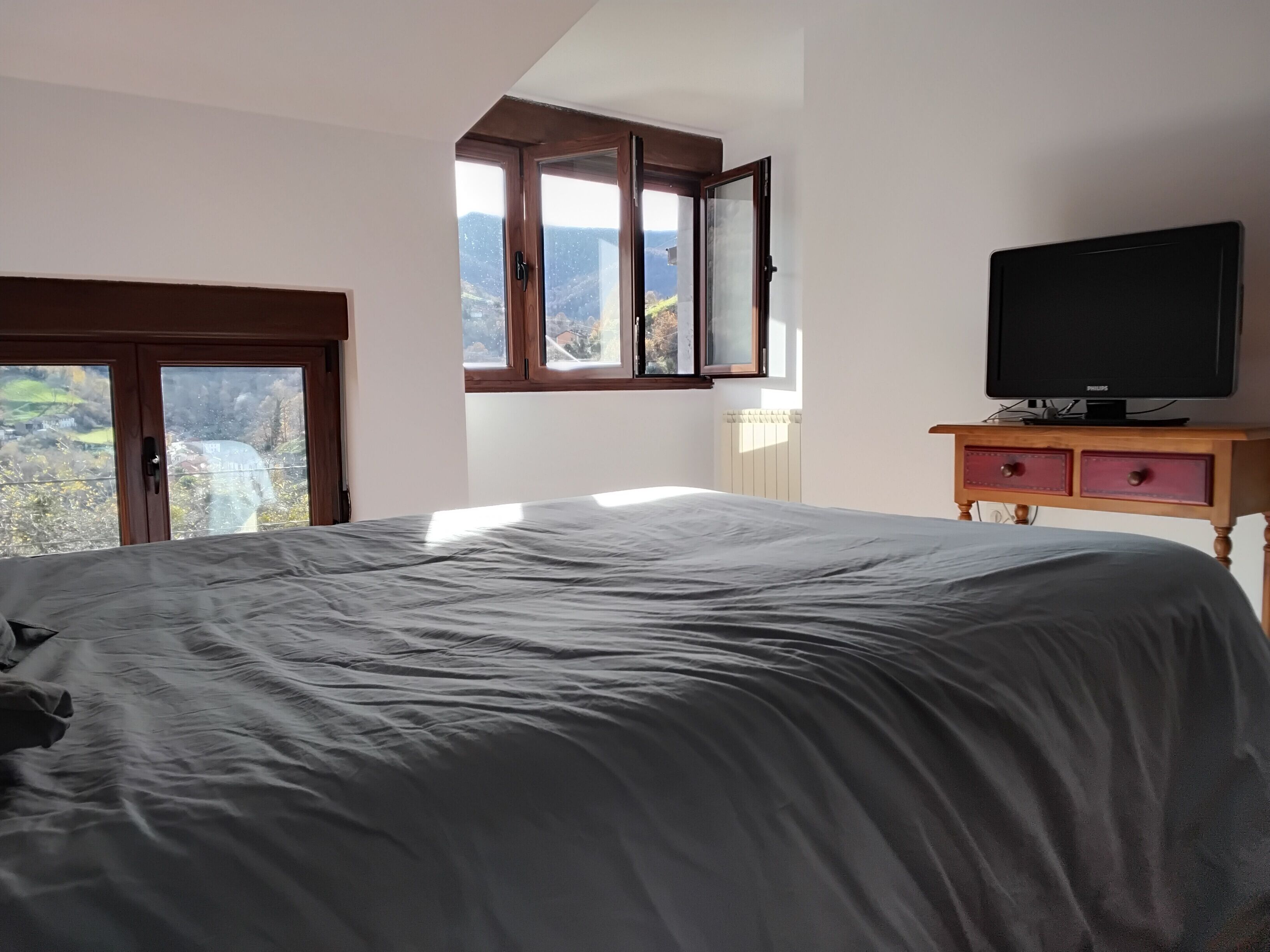 Een strijkplank/strijkijzer, wifi, beddengoed