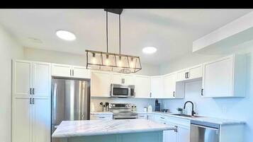 Micro-ondes, four, plaque de cuisson, lave-vaisselle