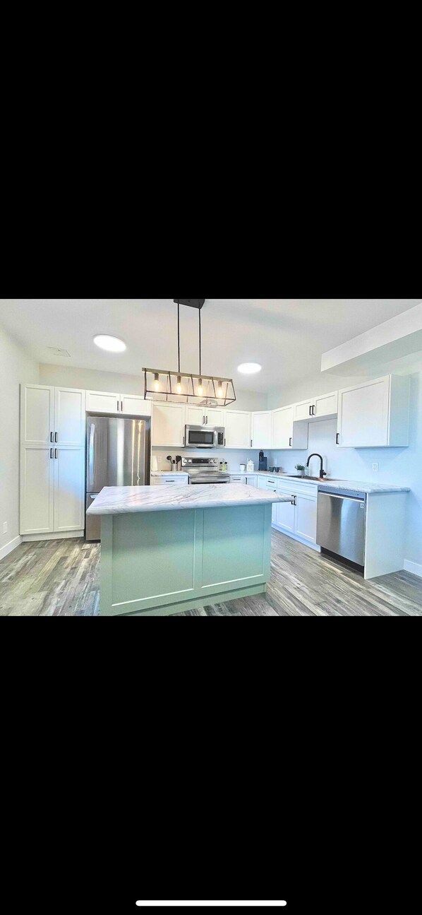 Micro-ondes, four, plaque de cuisson, lave-vaisselle