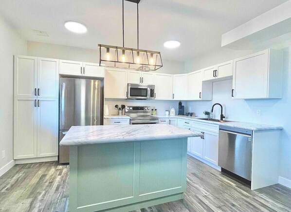 Microwave, oven, stovetop, dishwasher - 2 room suite with amazing view! (Kamloops)