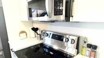 Micro-ondes, four, plaque de cuisson, lave-vaisselle