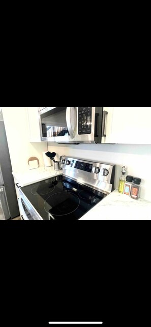 Micro-ondes, four, plaque de cuisson, lave-vaisselle