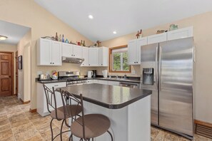 Mikrobølgeovn, ovn, kokeplater og oppvaskmaskin