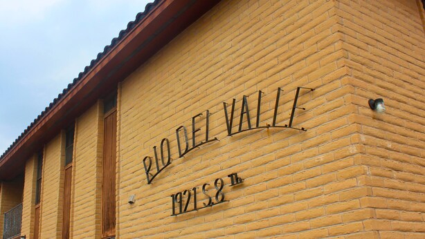 Ein Backsteinhaus mit der Inschrift „RIO DEL VALLE 1921“.
