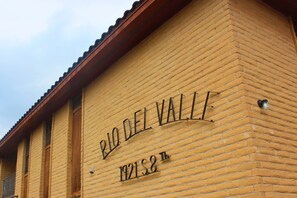 Un edificio in mattoni con l'iscrizione "RIO DEL VALLE 1921".