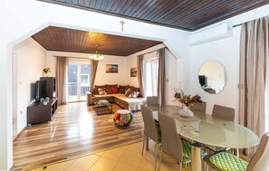 Smart TV - 2 bedroom lovely apartment in Okrug Gornji (Okrug Gornji)