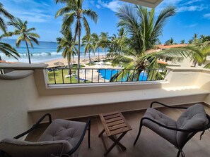 Superior Apartment, Beach View | Balcony - Condominio Iguana (Ixtapa)