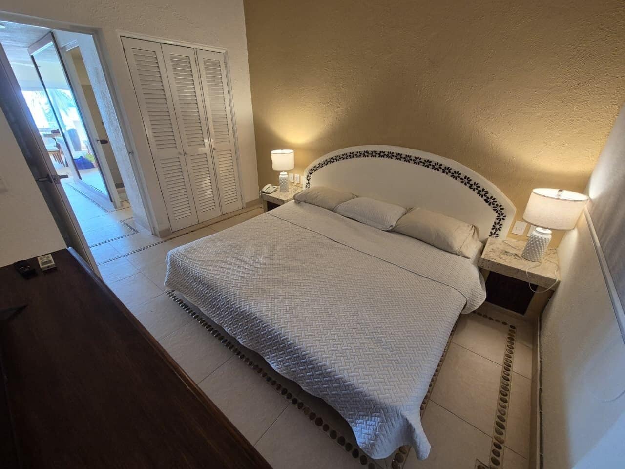 Departamento superior, vista a la playa | Caja de seguridad en la habitación y tabla de planchar con plancha 