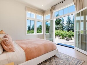 4 habitaciones, tabla de planchar con plancha y cuna de viaje 