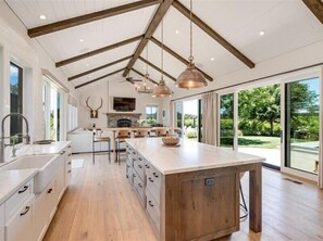 Fridge, microwave, oven, stovetop - Vineyard Daydream - Villa with Wine Tastings Included (Healdsburg)