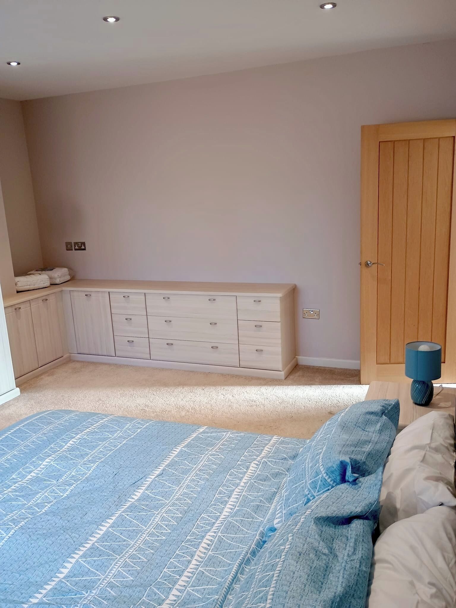 Escritorio, tabla de planchar con plancha, wifi gratis y ropa de cama