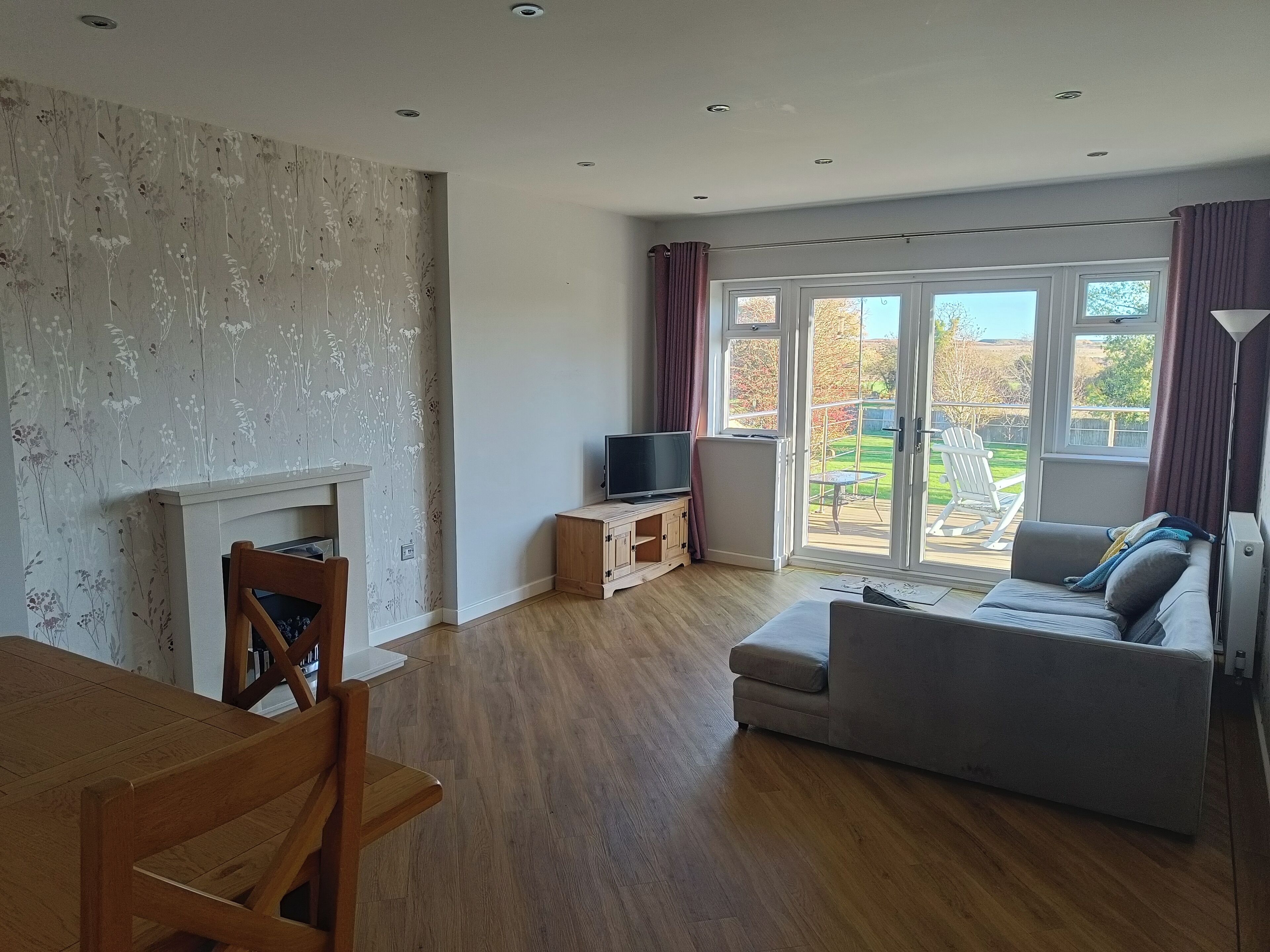 Una Smart TV, una chimenea