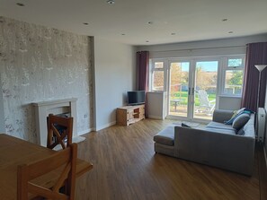 Smart TV, fireplace - Rural 2 Bed Bungalow with Stunning Views, WiFi and Parking. Business and Leisure (Little Addington)