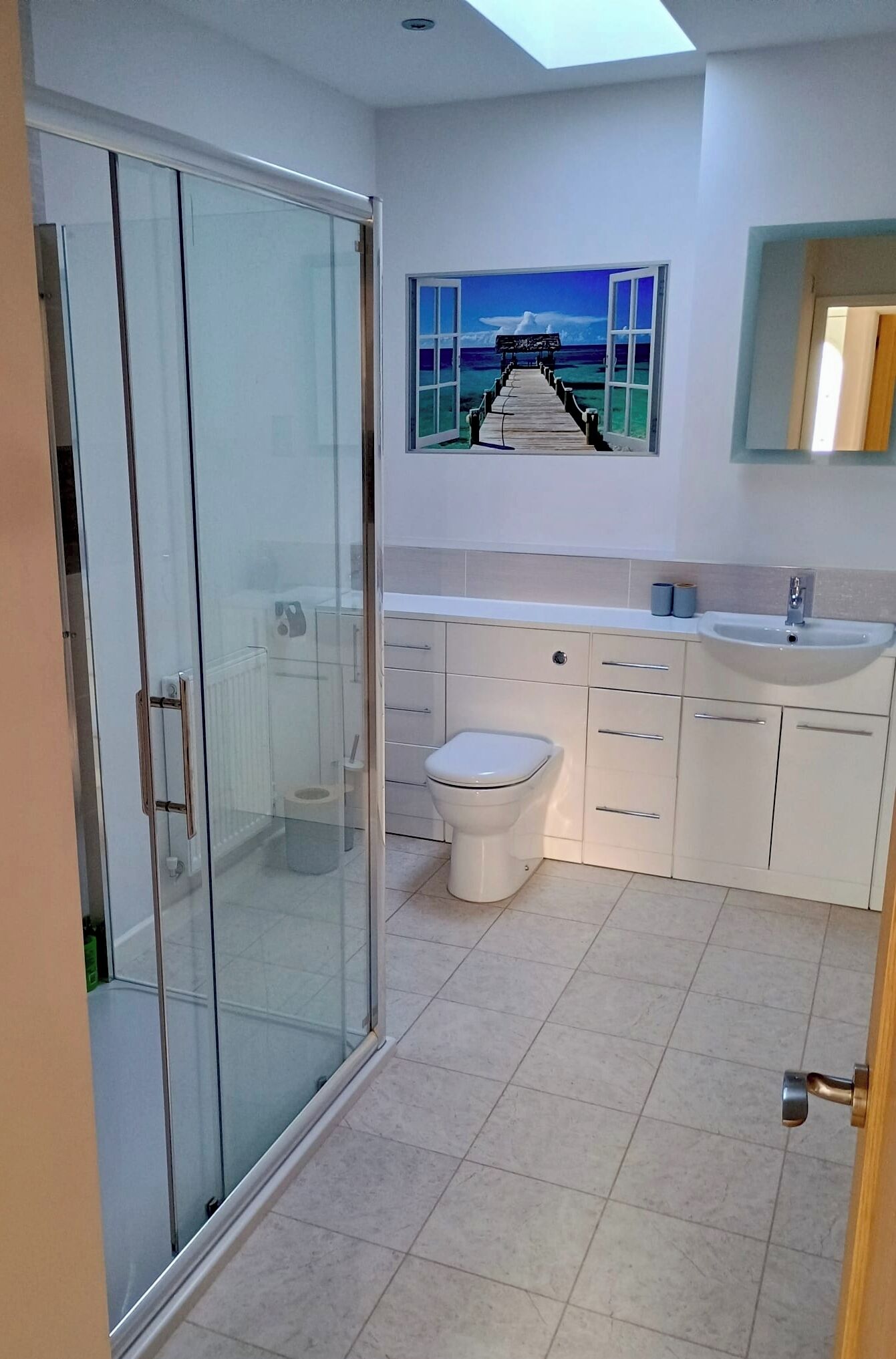 Dusche, Haartrockner, Handtücher, Toilettenpapier