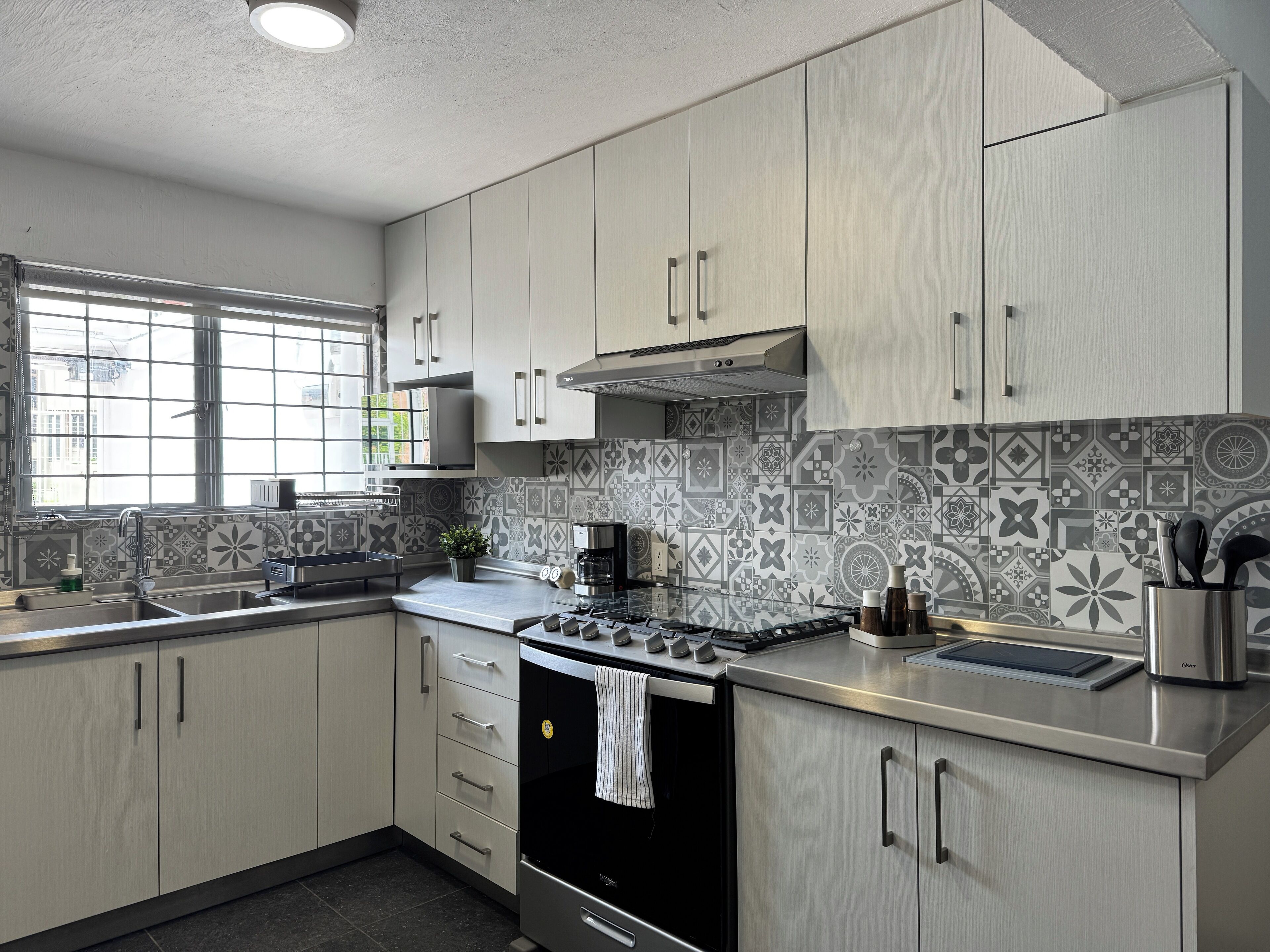 Geladeira, micro-ondas, fogão, cooktop