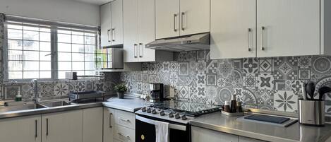 Geladeira, micro-ondas, fogão, cooktop