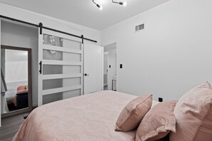 4 bedrooms, desk, iron/ironing board, free WiFi - Sunset in Sanford - 4BR/Sleeps 10 - Epic Universe+Disney - Huge Backyard (Sanford)