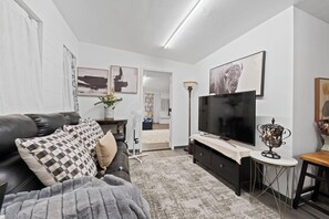 Smart TV - Spacious 4BR Sanford Gem - Min to Downtown, Airports, Parks, Riverwalk (Sanford)