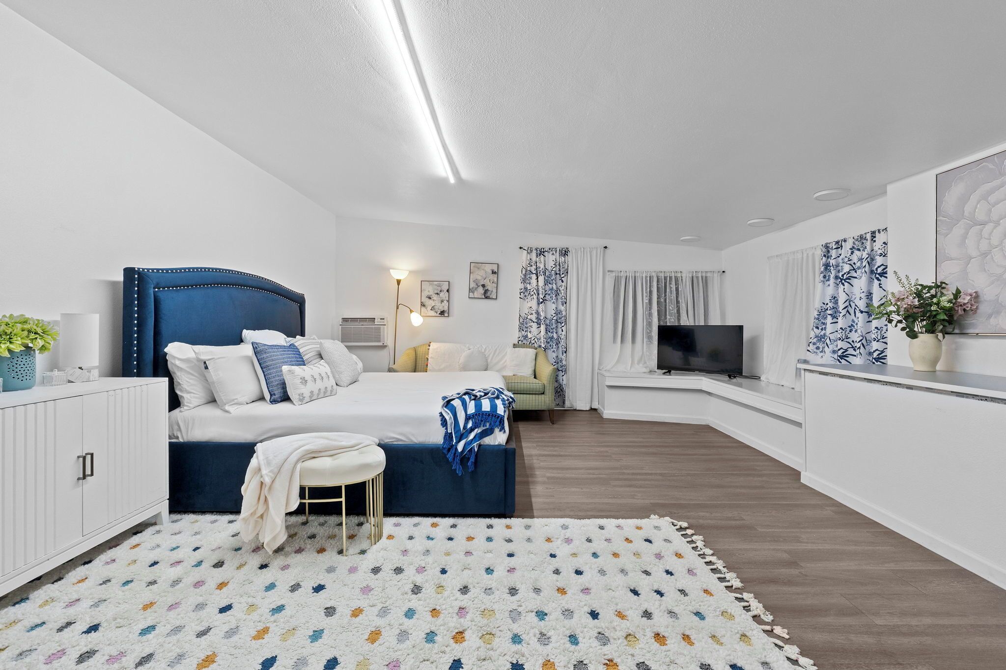 4 室のベッドルーム、デスク、アイロン / アイロン台、WiFi (無料)