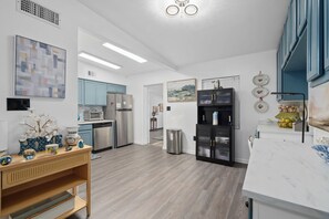 Fridge, microwave, oven, stovetop - Sunset|4BR Sleeps 10|Epic Universe+Disney|Backyard (Sanford)