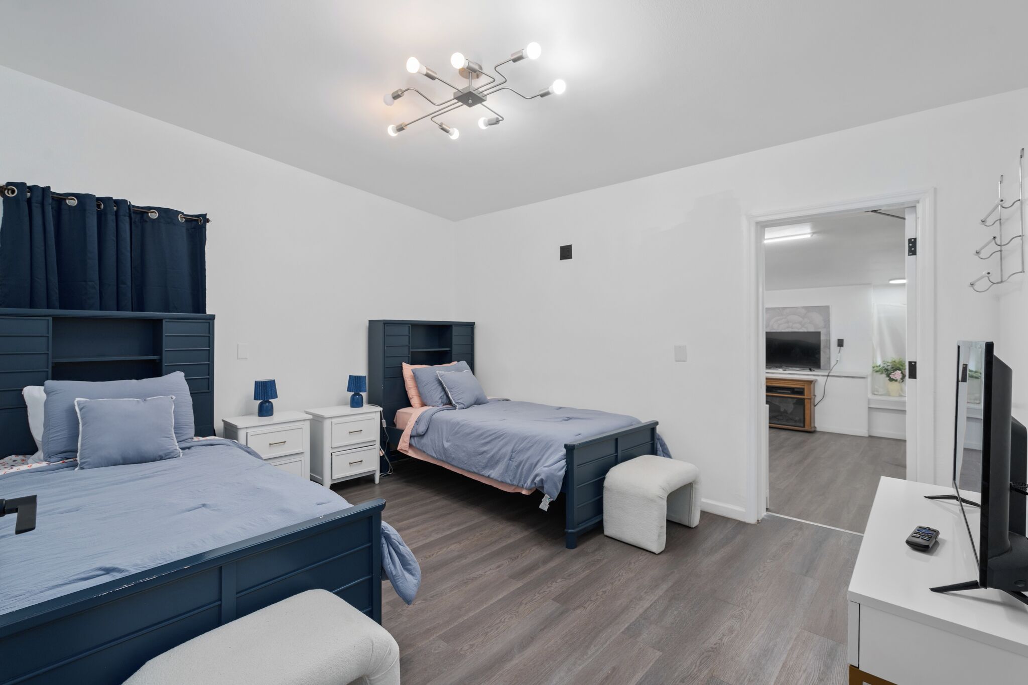 4 slaapkamers, een bureau, een strijkplank/strijkijzer, gratis wifi