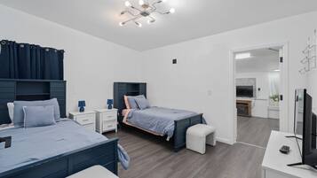 4 slaapkamers, een bureau, een strijkplank/strijkijzer, gratis wifi