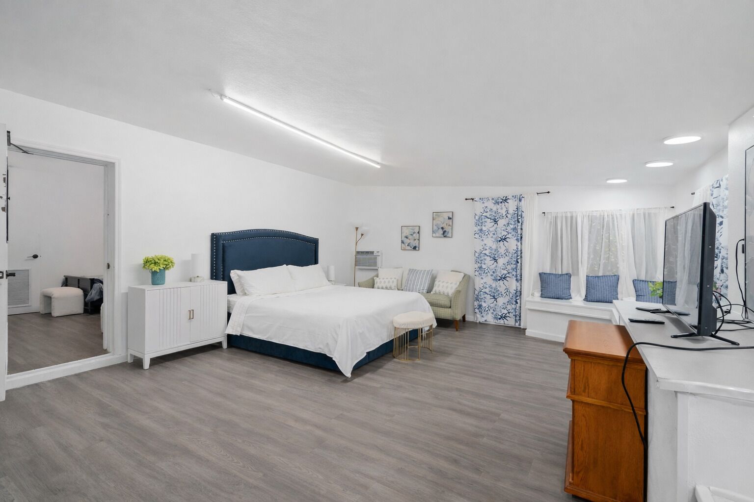 4 bedrooms, desk, iron/ironing board, free WiFi