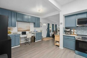 ثلاجة، ميكروويف، فرن، موقد  طهي مسطح