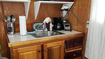 Kjøleskap, mikrobølgeovn, ovn og kjøkkenutstyr