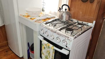 Kjøleskap, mikrobølgeovn, ovn og kjøkkenutstyr