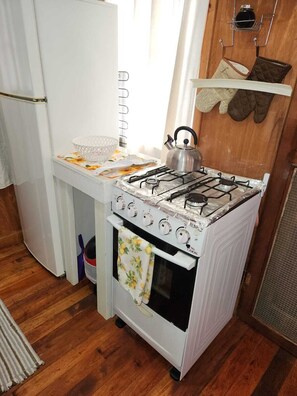 Full-sized fridge, microwave, oven, cookware/dishes/utensils - Bella Vue Vacation Home & Cabins (Georgeville Village)