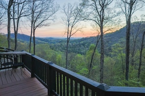 Terrace/patio - NEW/Direct Trail Access/EV charger/Hot Tub/Firepit (Cherry Log)
